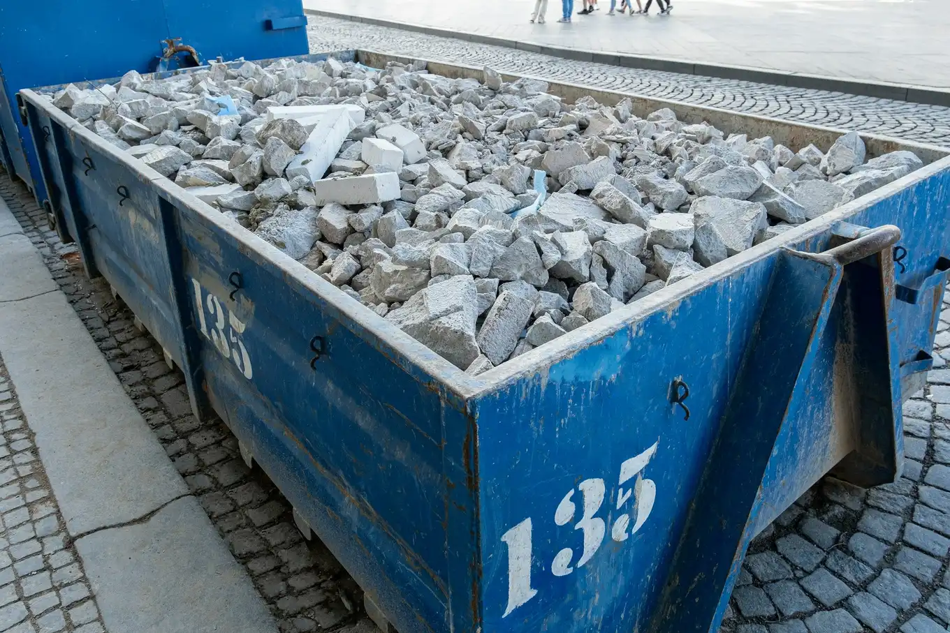 Kontenerowy wywóz odpadów budowlanych – krok po kroku