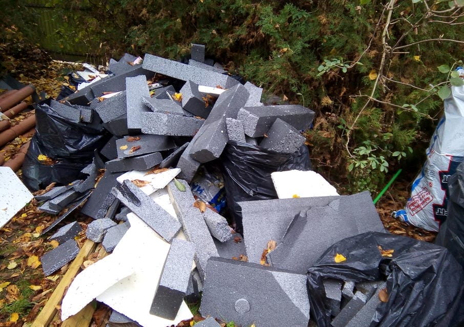Materiały izolacyjne w kontenerach na odpady w Łodzi