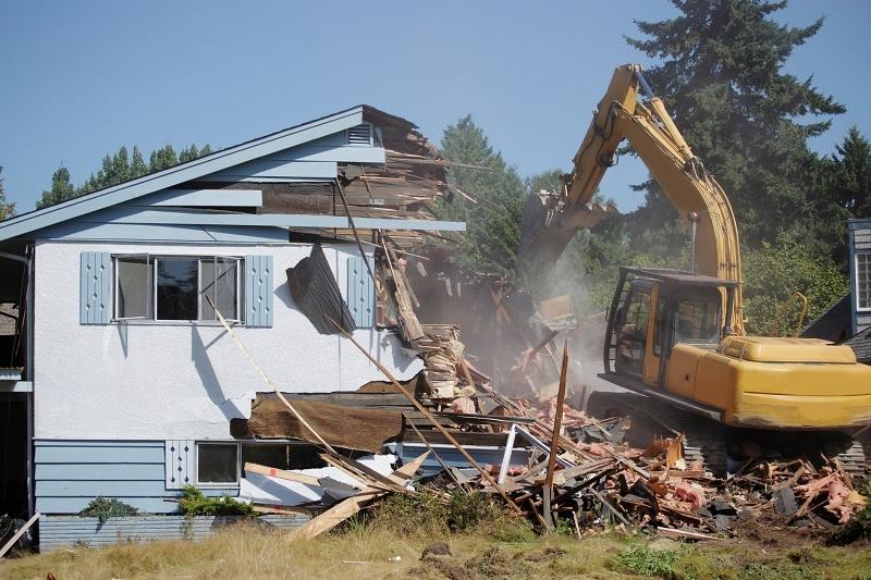 Wyburzenie lub rozbiórka budynku – wszystko, co powinieneś wiedzieć
